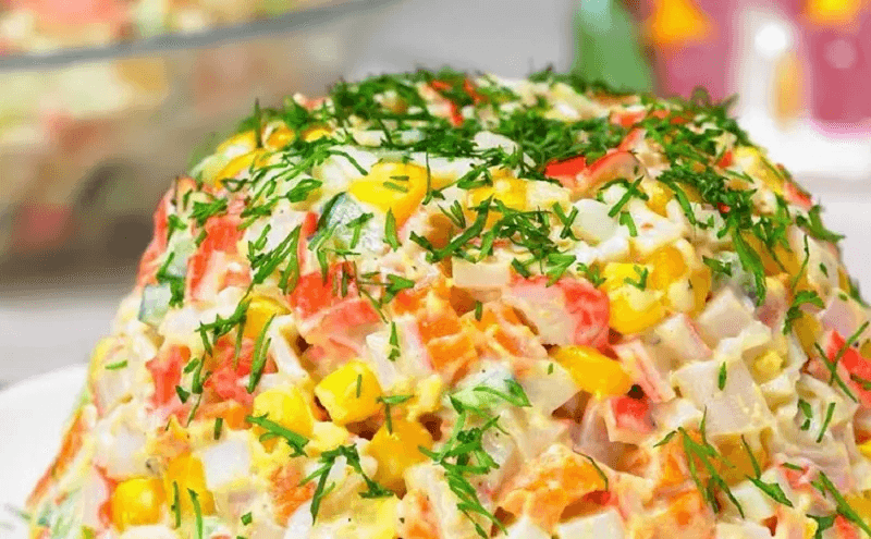 Свежий взгляд на крабовый салат: он лёгкий, готовится просто и неизменно нравится гостям