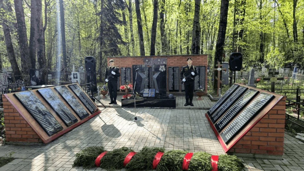 На Марковском кладбище прошло возложения цветов к Мемориалу и братским могилам