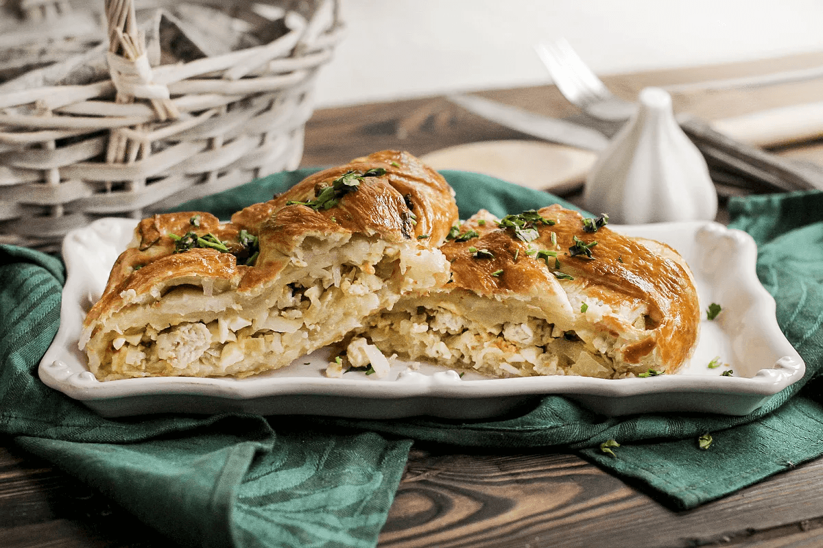 «Семейный» пирог из слоеного теста с фаршем индейки, яйцом, луком и белокочанной капустой: делюсь тайным рецептом 