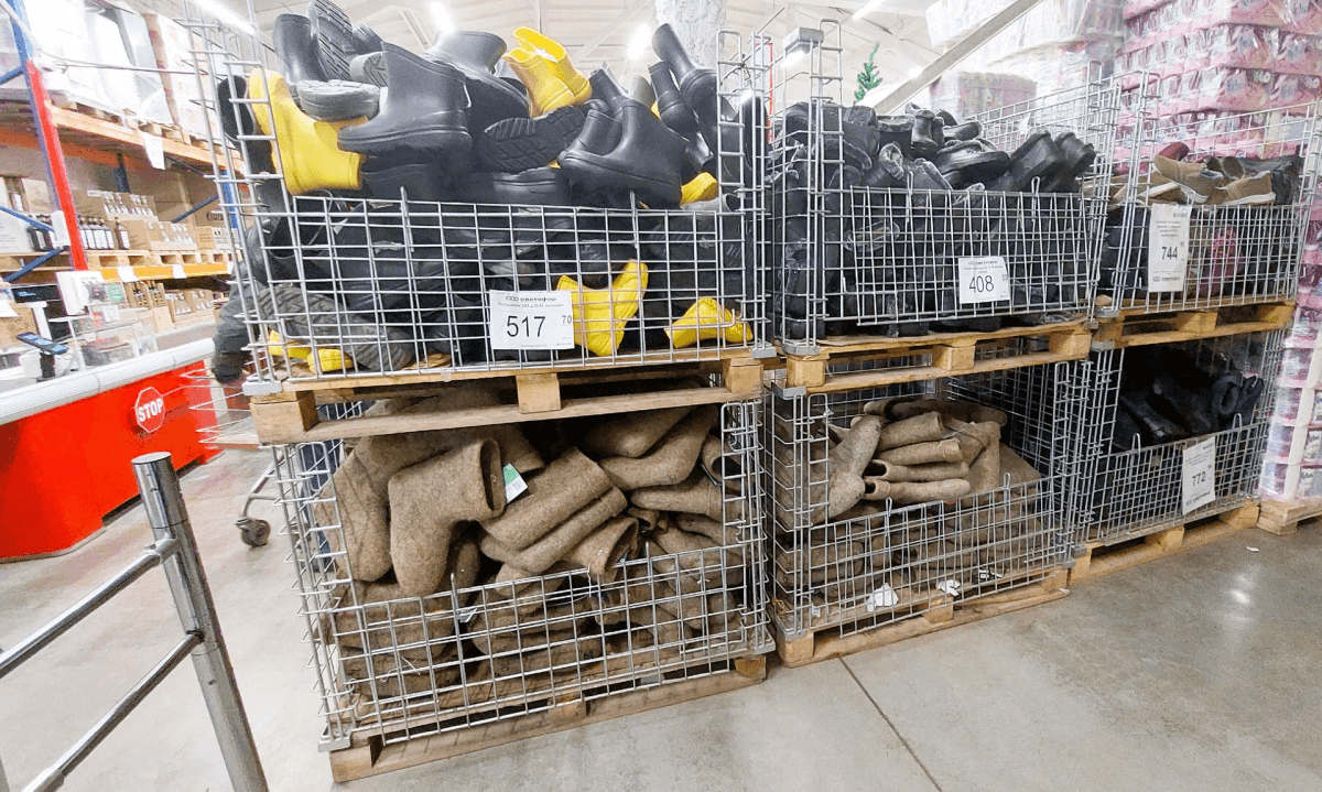 В Светофоре паллеты в 3 ряда: привезли одеяла, матрасы и подушки — что стоит взять 