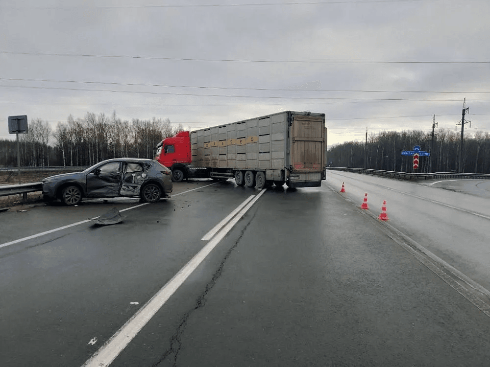 ДТП с грузовиком на обходной дороге Йошкар-Олы: водитель иномарки госпитализирован