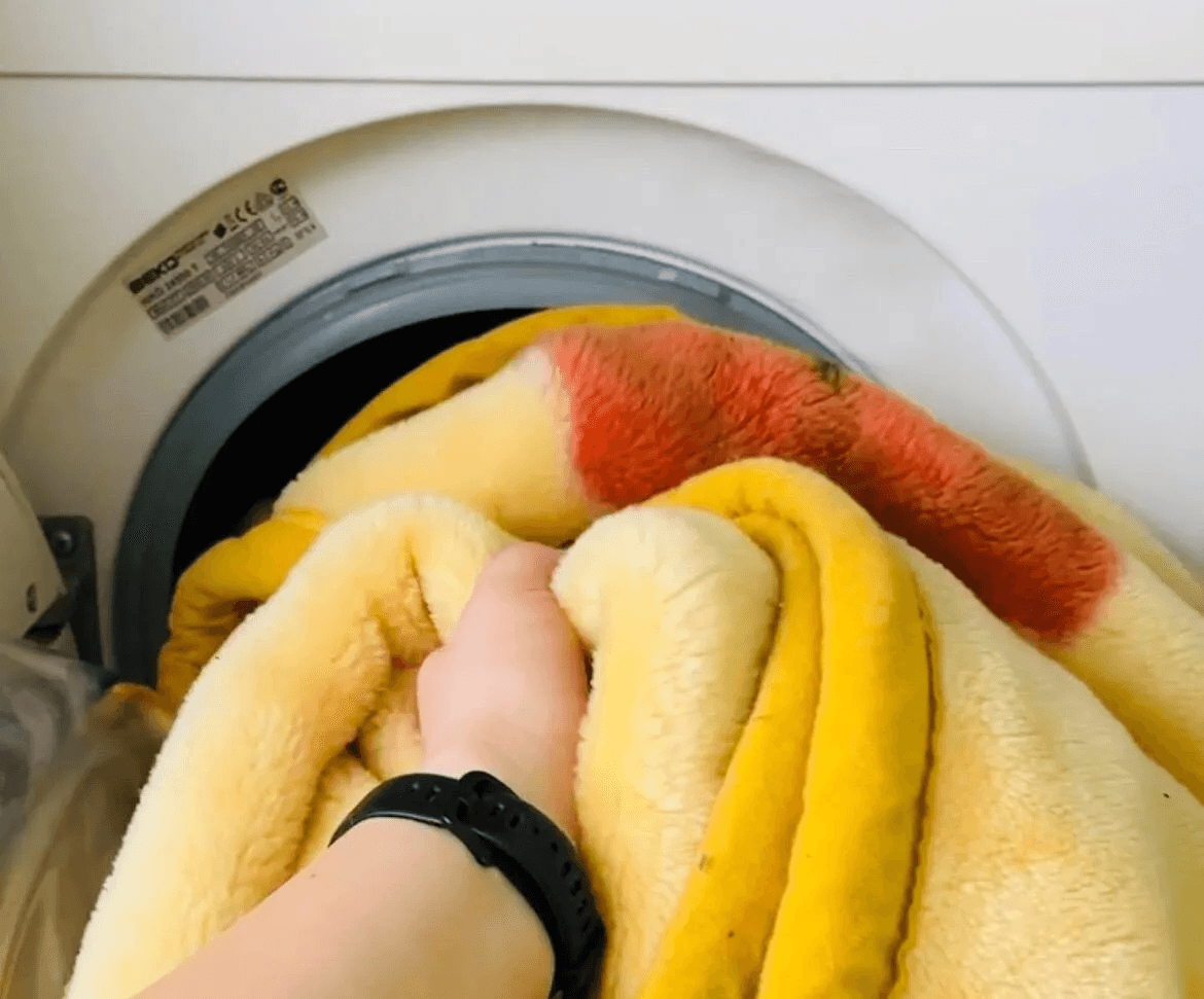 Разрезала и пришила молнию: нашла способ, как постирать тяжелое одеяло в машинке