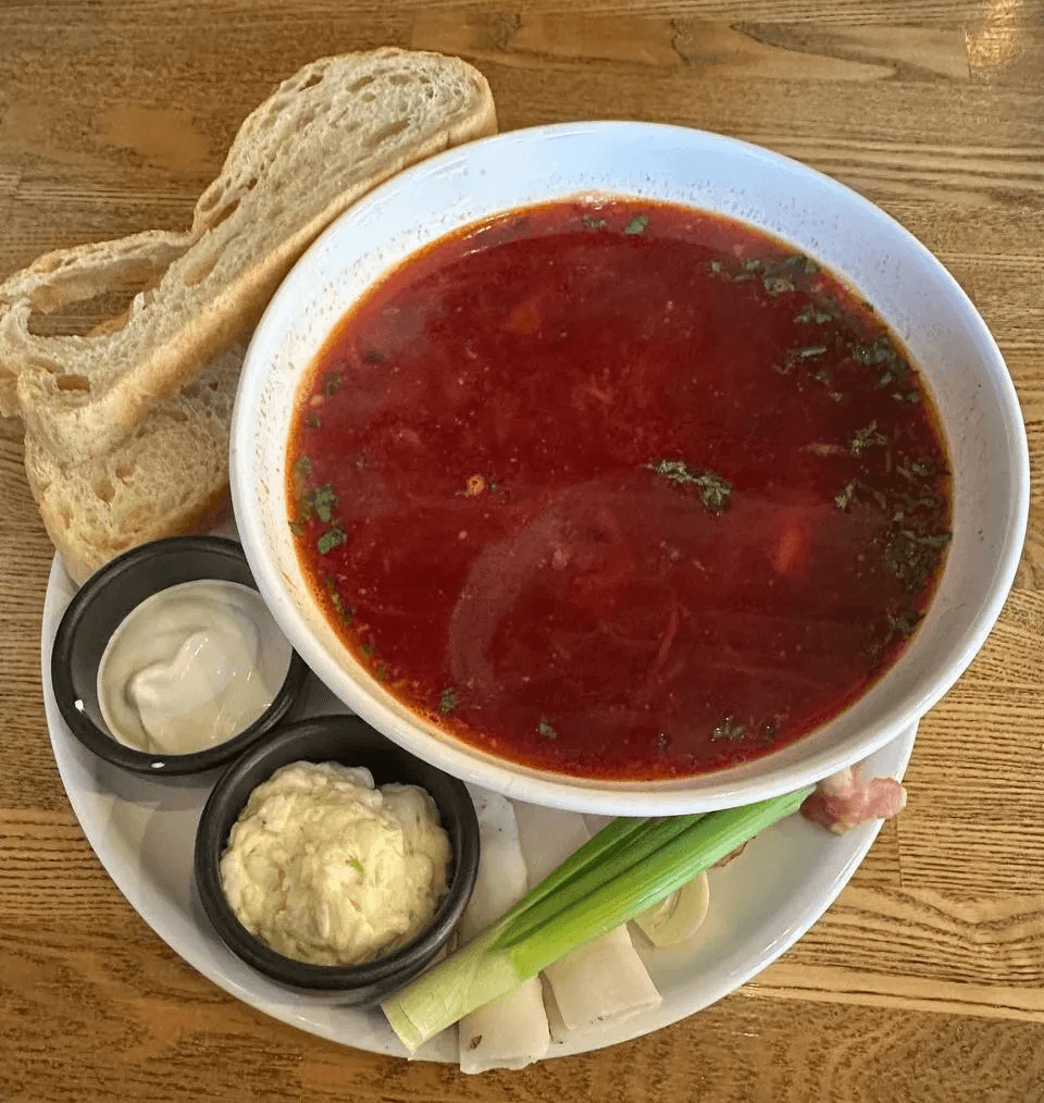 Так варят настоящий борщ, а не просто суп со свёклой — рецепт из книги 1952 года раскрывает 2 главные тонкости вкуса и цвета