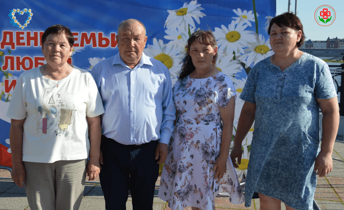 Лучшая трудовая династия Марий Эл - семья Красновых - получила награду