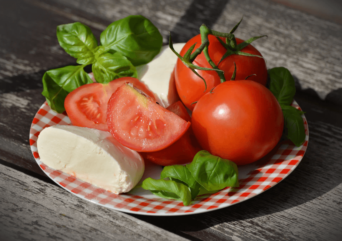 Выбрать вкусные и полезные помидоры — легко: в Роспотребнадзоре рассказали, как отличить идеальный томат от дряни на прилавке