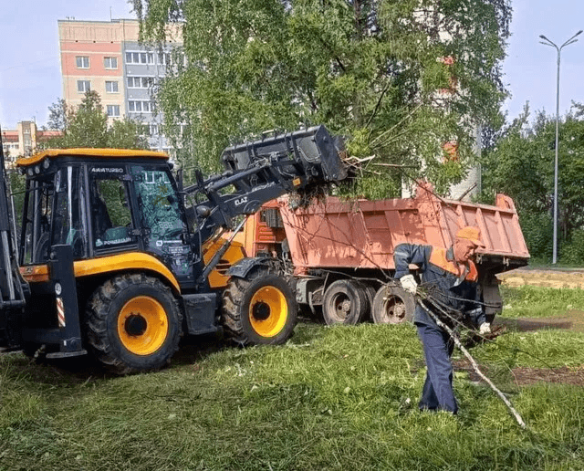 Сотрудники АО «Город» наводят порядок в Семёновке и в городе
