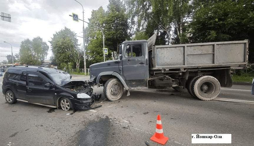В Йошкар-Оле дорогу не поделили ЗИЛ и отечественный универсал