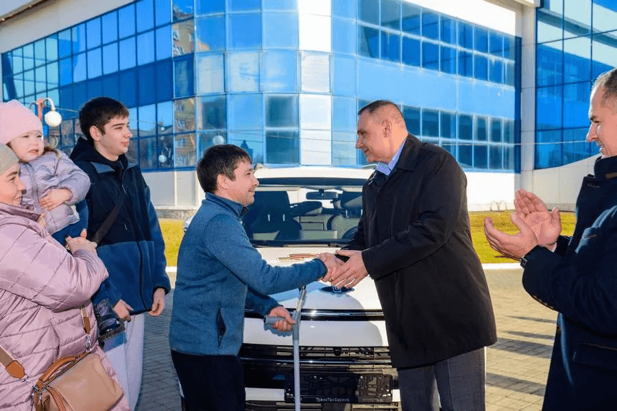 Юрий Зайцев вручил авто с ручным управлением многодетному ветерану-инвалиду