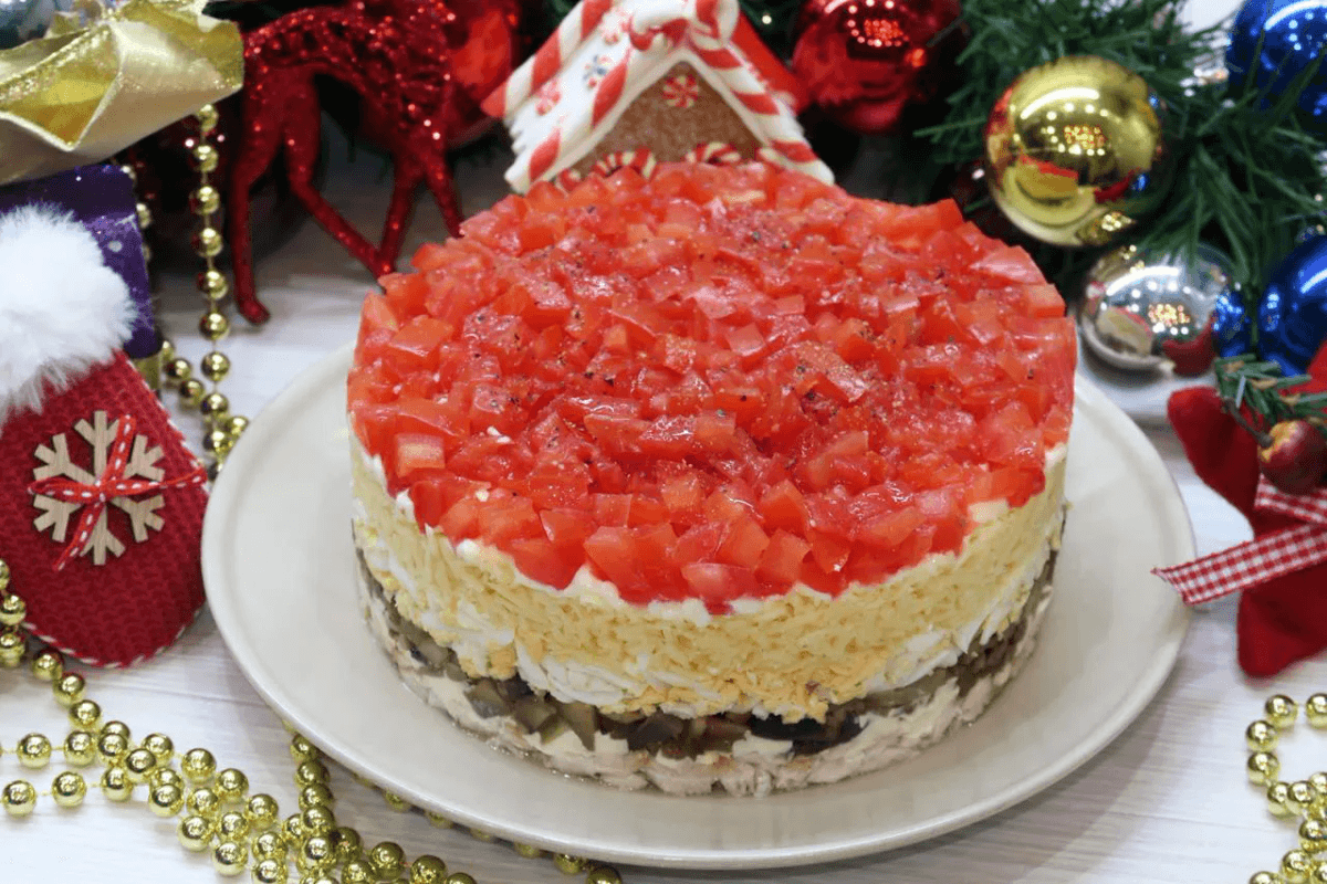 «Красная шапочка»: яркий слоёный салат для праздничного стола