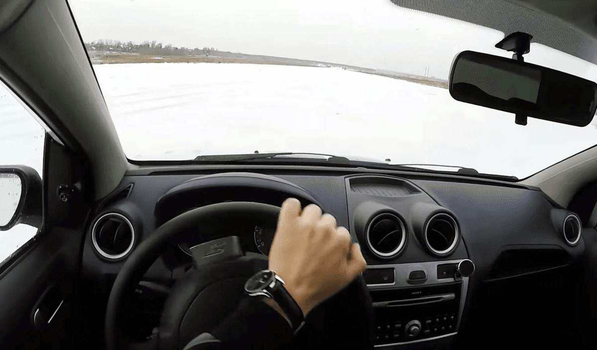 «Поворачивать руль в сторону заноса»: объясняю простыми словами, что это означает на самом деле