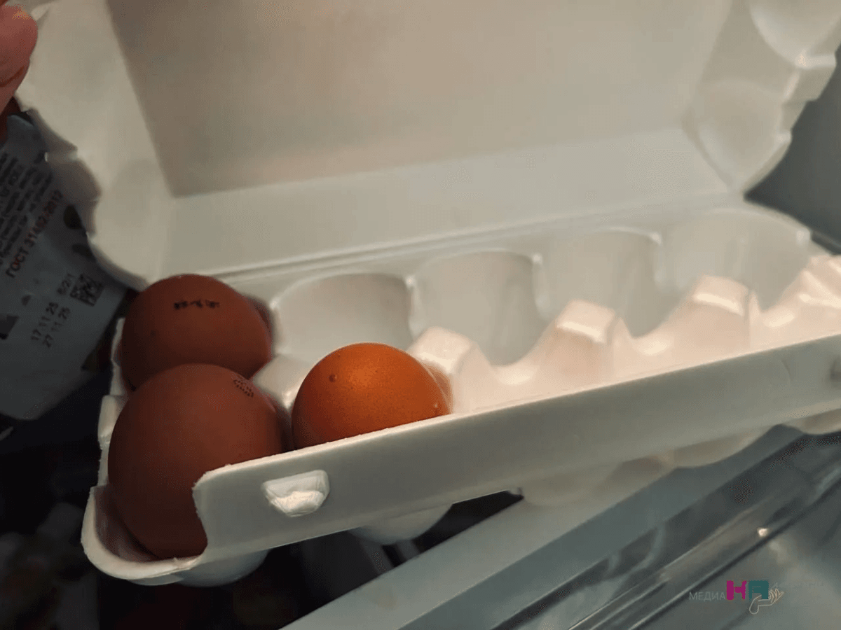 Всю жизнь чистил яйца неправильно: жена-повара показала один секрет. Скорлупа сама отлетает от белка