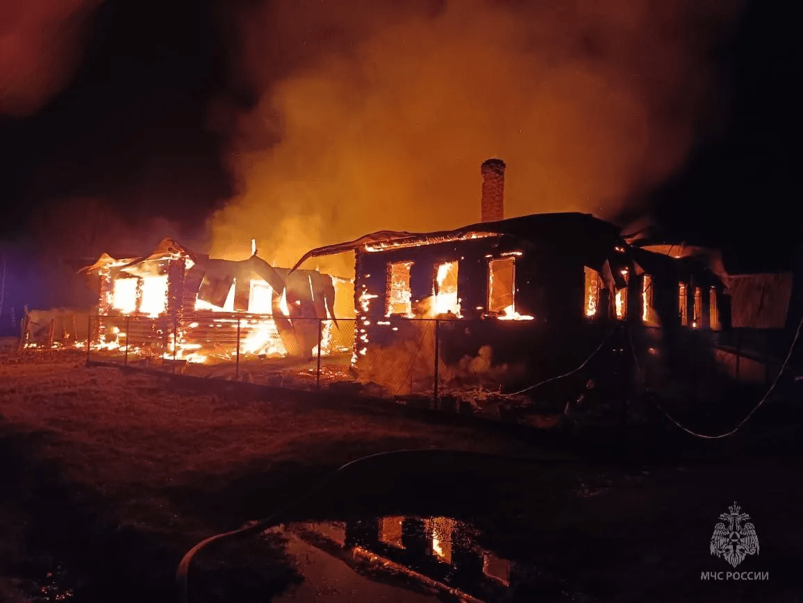 Крупный пожар в селе Васильевское: уничтожены несколько построек