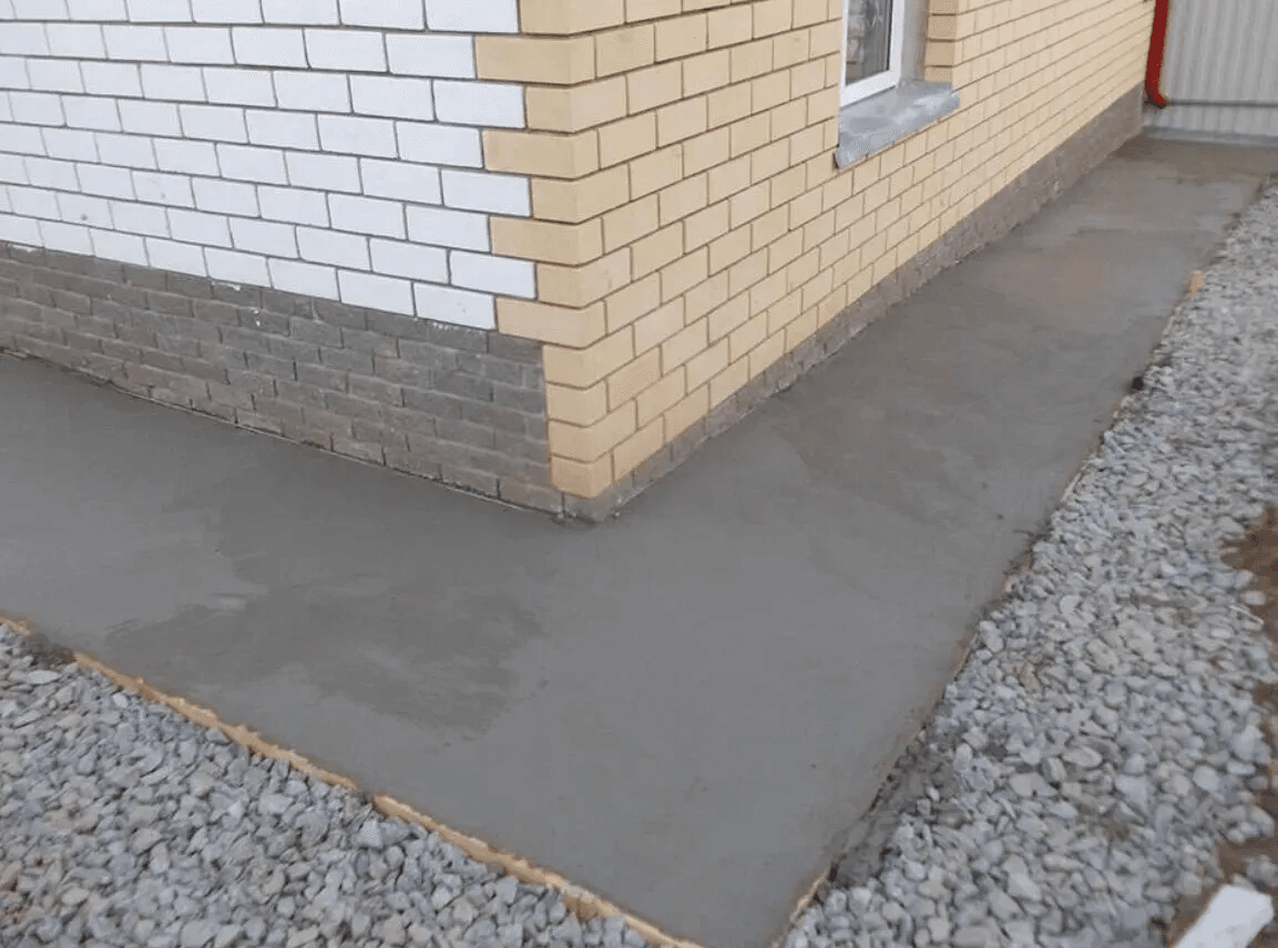 Эксперты предупреждают: ошибки при создании отмостки могут разрушить дом