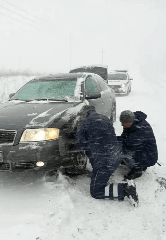 Внимание и отзывчивость на дороге: инспекторы ДПС из Марий Эл помогли дедушке с внучкой добраться до соревнований