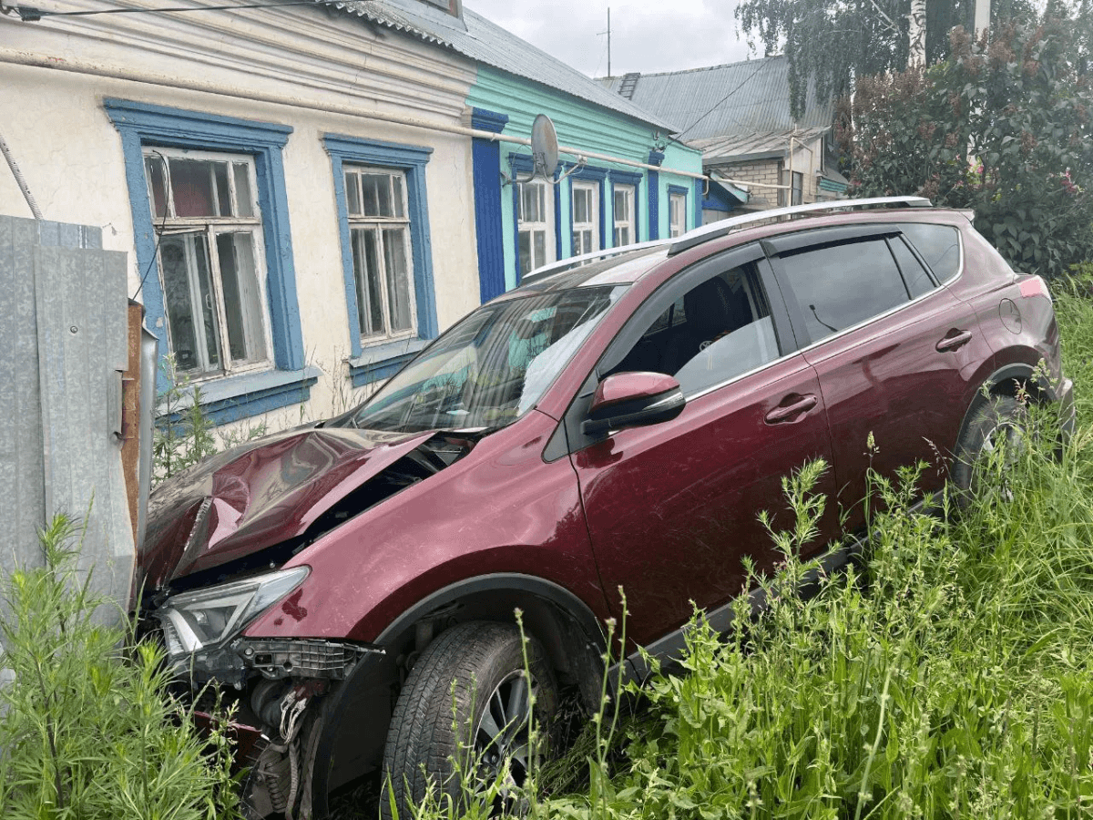 В Волжске днём столкнулись Toyota и ВАЗ-есть пострадавшие