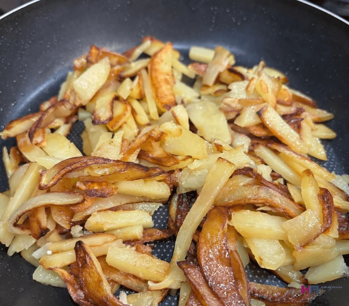 «Больше никакой картофельной каши при жарке»: друг научил жарить, как надо — делюсь тонкостями