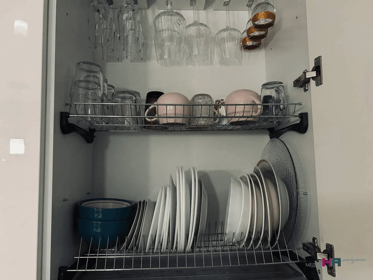 Устала тянуться за кружками: рассказываю, как я внедрила на кухне 5 нестандартных, но полезных идей