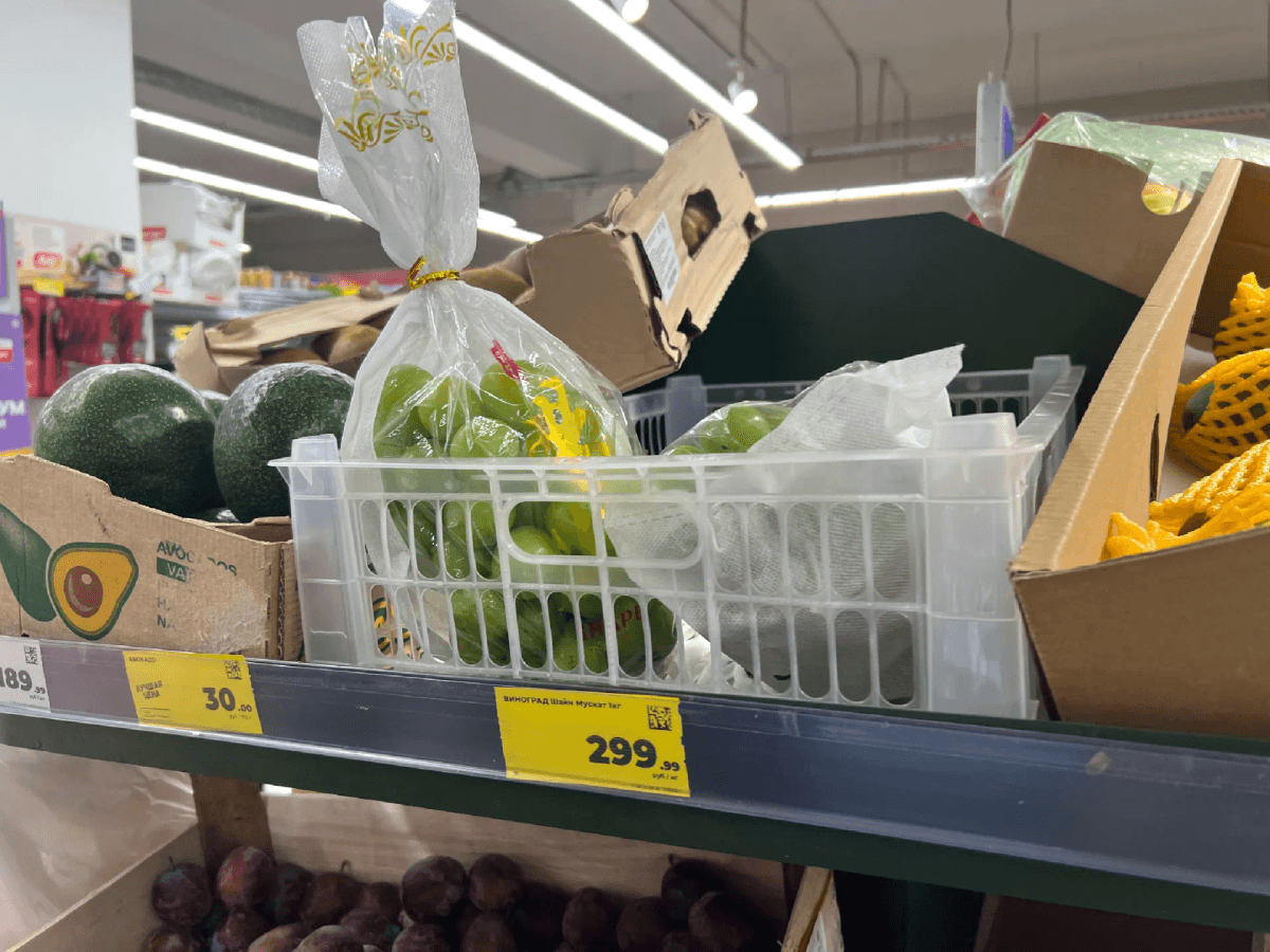 Бум на гигантский виноград: его продают в магазинах, «чепках» и супермаркетах — стоит ли брать