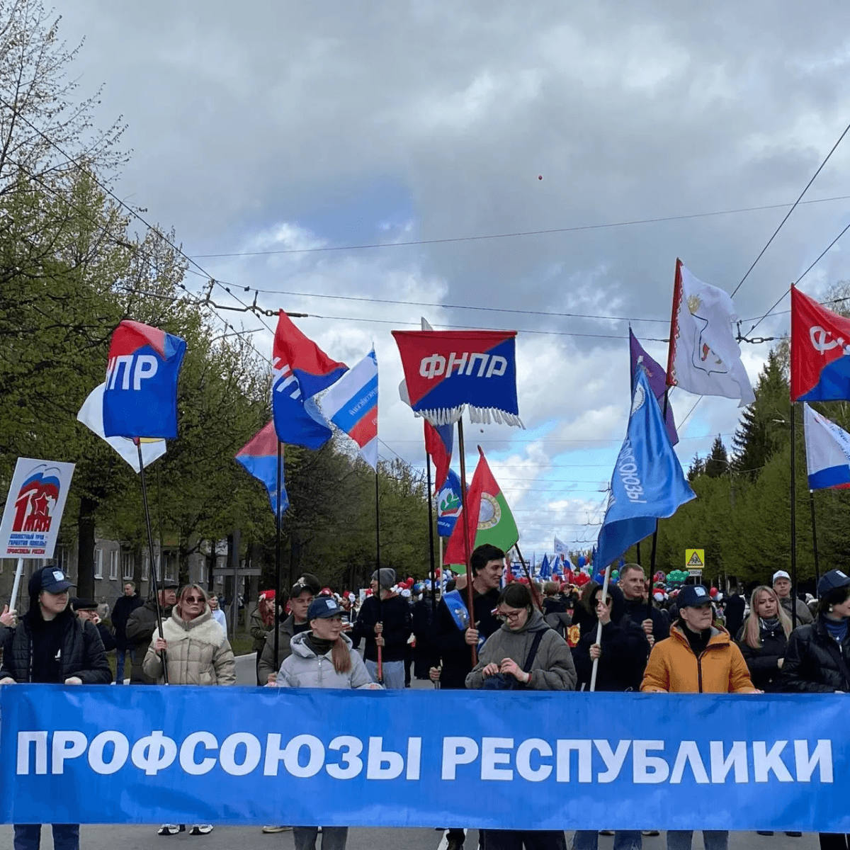 Йошкаролинцы с флагами и транспарантами участвовали в первомайском шествии