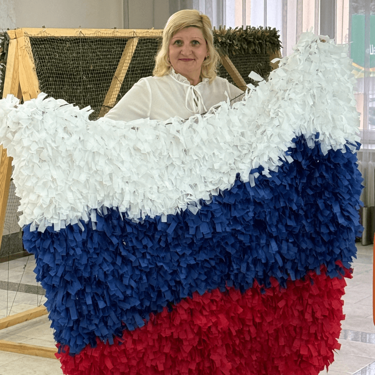 В Йошкар-Оле сплели большой флаг России из камуфляжной сетки