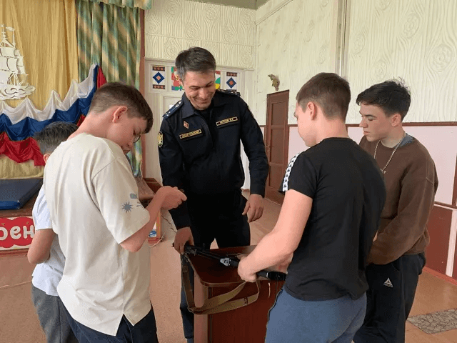 Судебные приставы из Марий Эл провели урок мужества в Люльпанском детском доме