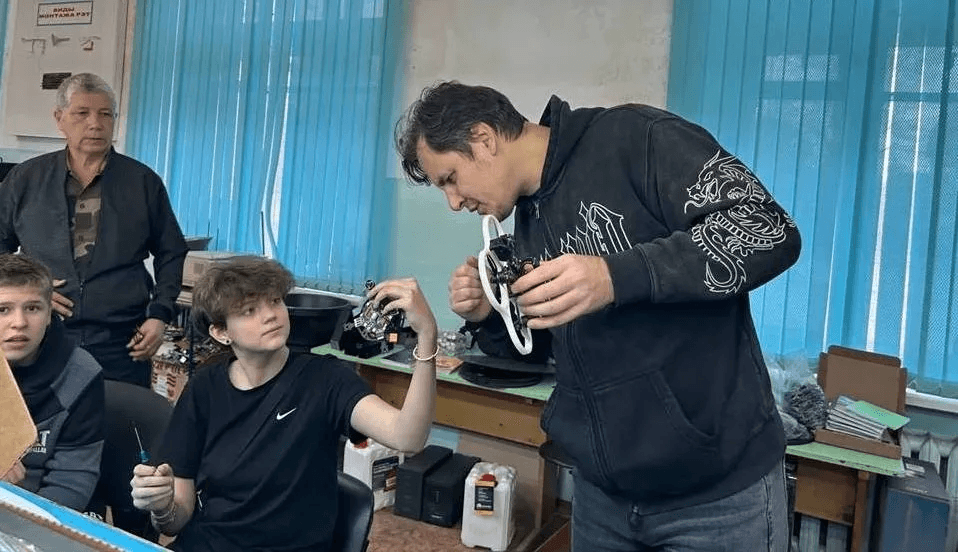 В Йошкар-Оле школьники собрали свой первый беспилотник на мастер-классе технологического колледжа
