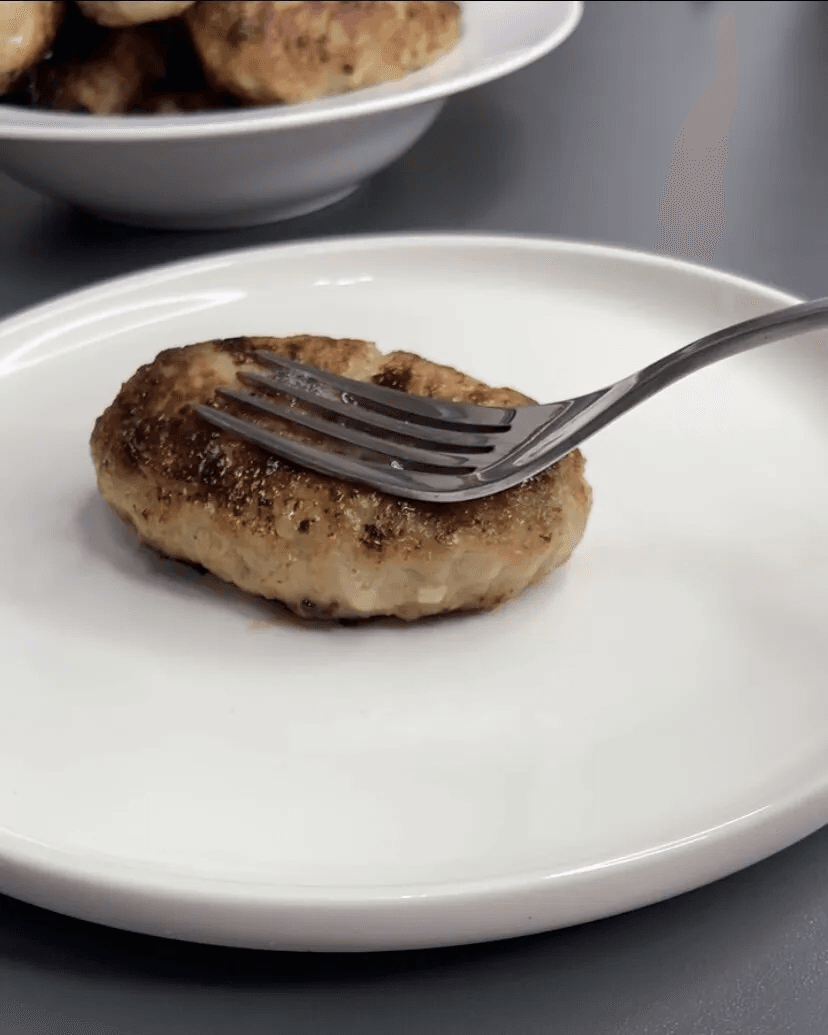 Перестала добавлять сырой лук в котлеты и за любым застольем гости ведут спор "что же я добавила в фарш":раскрыт секрет идеальных домашних котлет