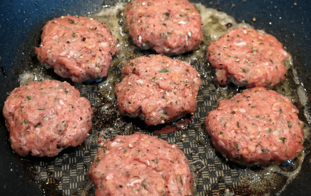 Не хлеб и не сало: вот что добавляю в фарш для сочности и вкуса - котлеты получаются "пуховыми" и нежнейшими