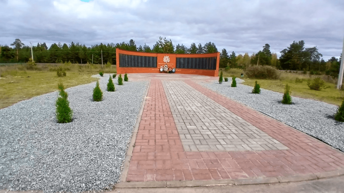 В посёлке Сурок благоустроили мемориальный комплекс