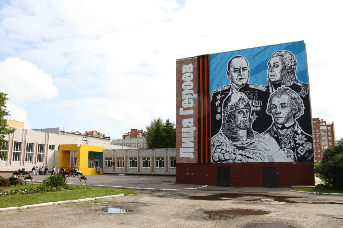 На стене школы №3 в Медведево появилось патриотическое граффити