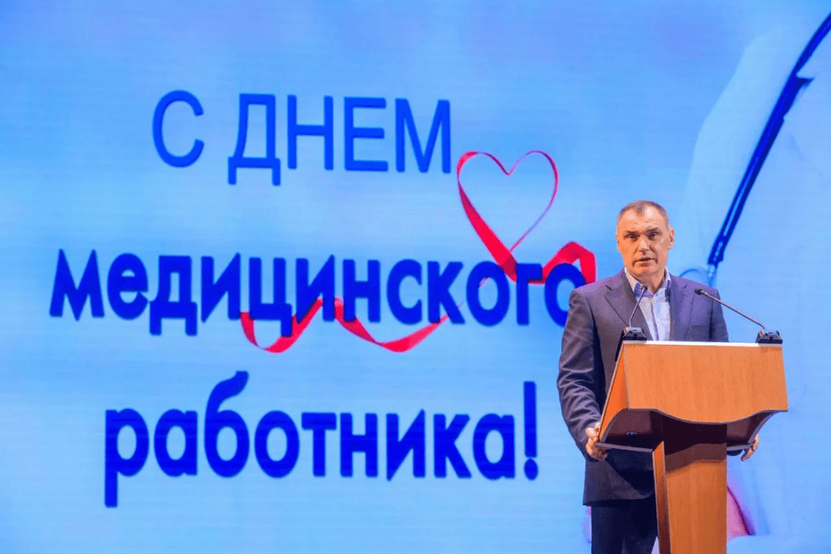 Юрий Зайцев вручил  заслуженные награды медикам Марий Эл - героям нашего времени