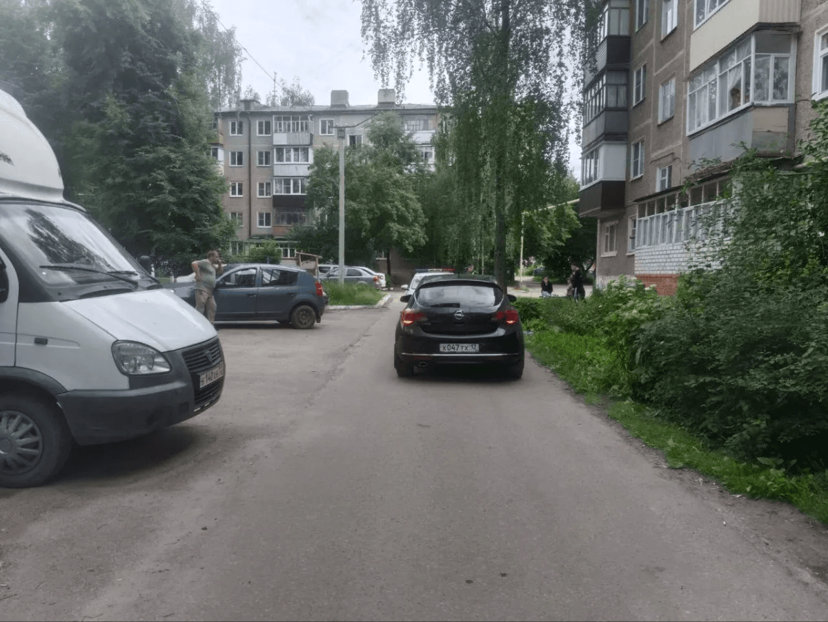 В Йошкар-Оле водитель Opel сбил 12-летнего ребенка во дворе дома