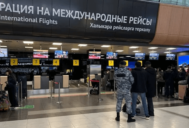 В Марий Эл судебные приставы выдворили домой двух граждан Узбекистана 