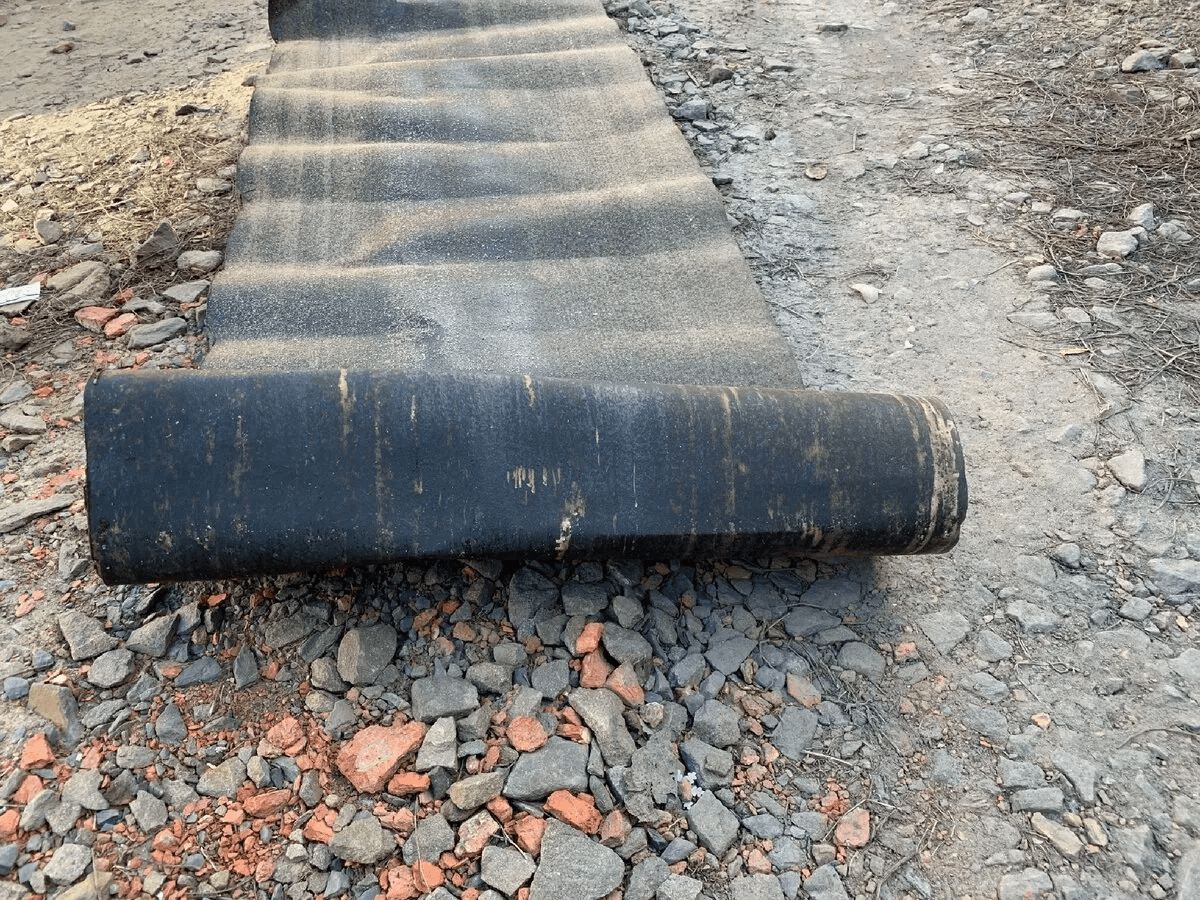  Мастер из Узбекистана показал, как ровно и быстро разрезать рубероид вдоль без инструментов — гениальный метод