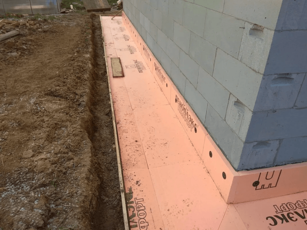 Нужно ли утеплять фундамент и отмостку? Ошибка, которая может стоить целого дома - разбираемся вместе с экспертом