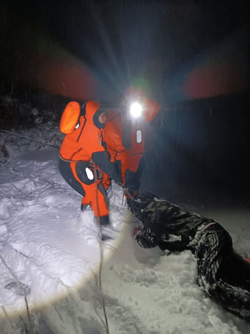 Экстренная операция на реке Ялнерка: спасатели эвакуировали водителя из тонущей «Лады Гранты»