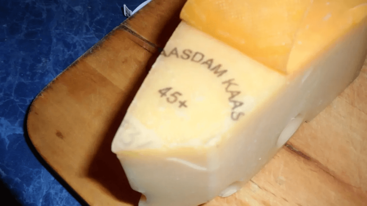 И даром этот яд не нужен: Роскачество проверили сыры «Маасдам» на полках наших магазинов