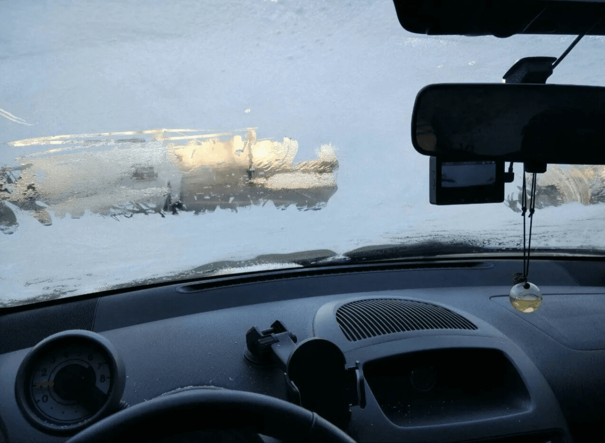 Избавляемся от обмерзания стекол автомобиля изнутри раз и навсегда: эксперты раскрывают секреты