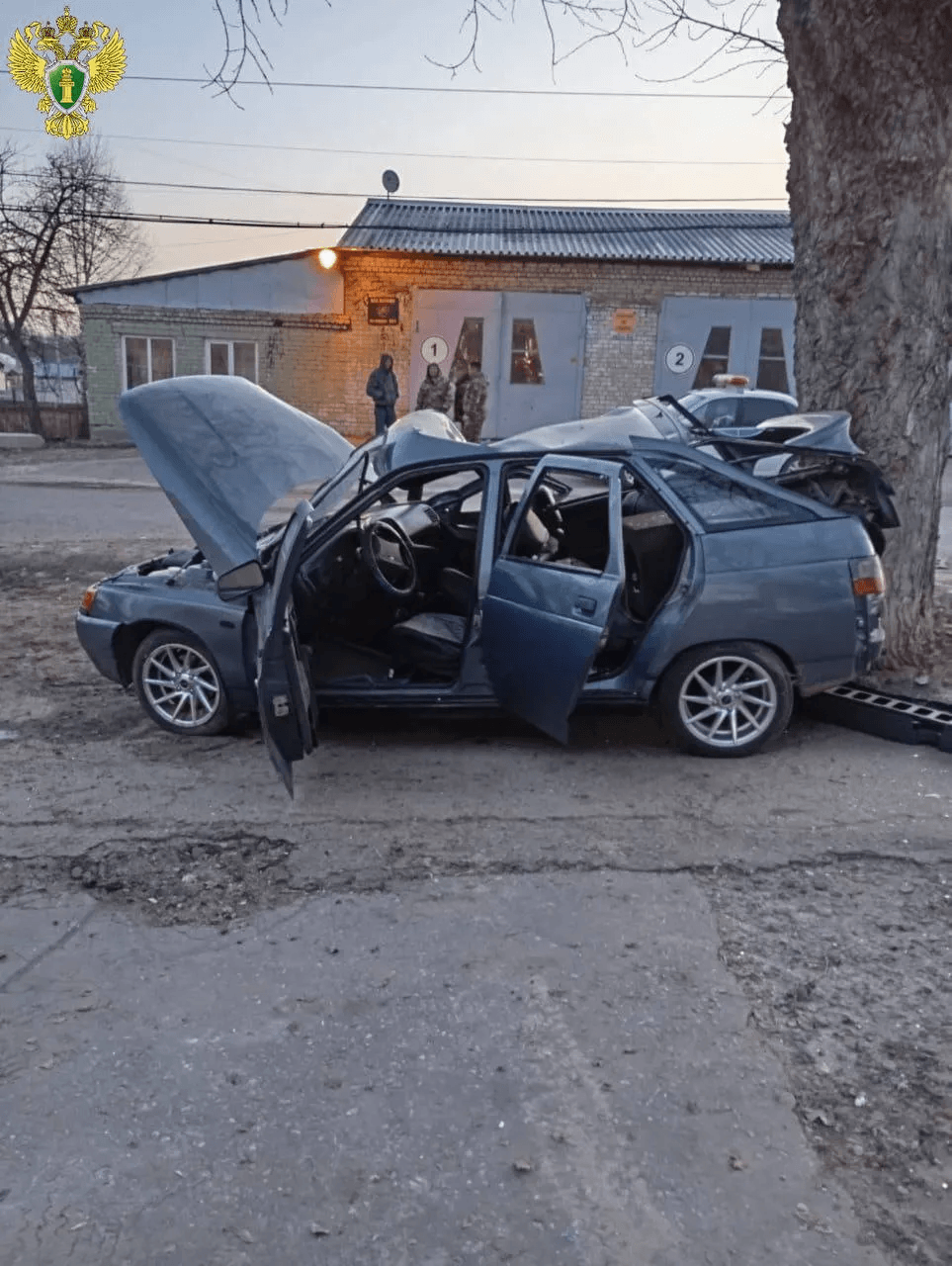 Рано утром ВАЗ-2112 въехал в стоящую машину и дерево в Звениговском районе