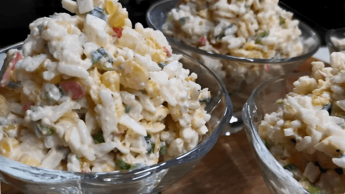 Гости  просто обожают этот салат, но не могут определить из чего он — ингредиенты в нем сочетаются очень необычно