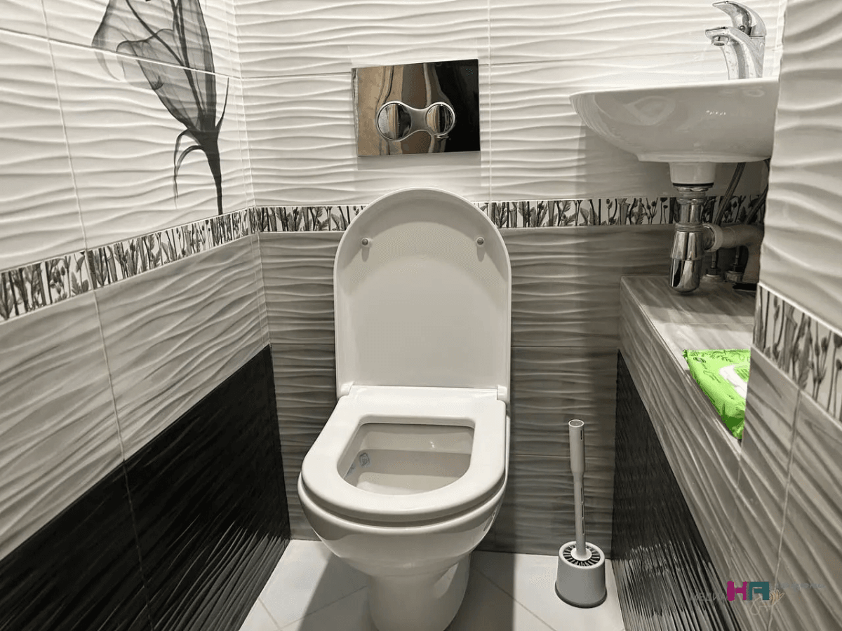 Запах в туалете исчезает за секунды: старый трюк сантехника — лучше любого освежителя