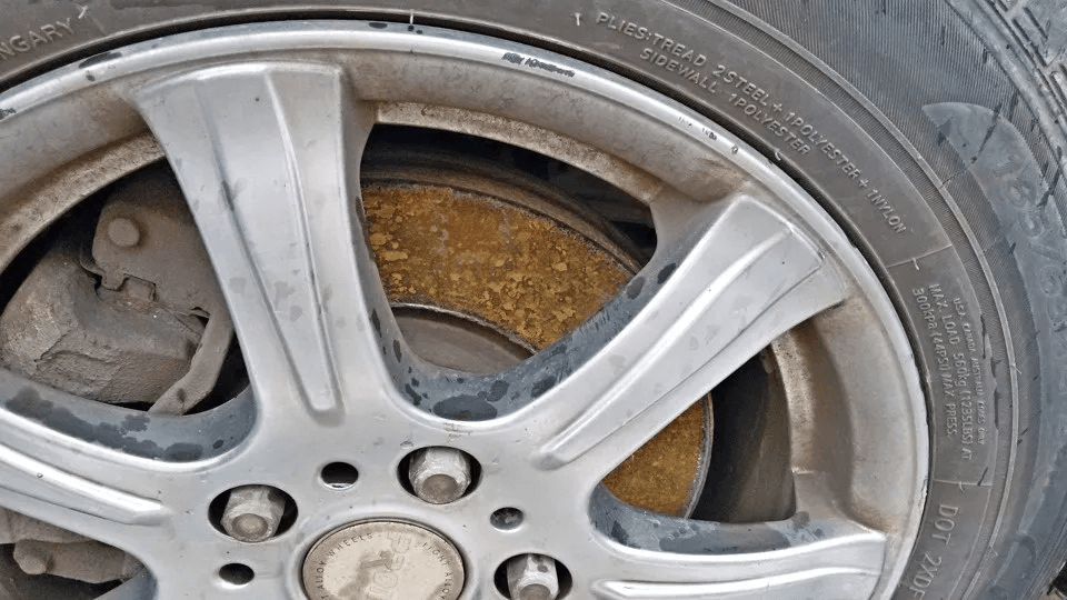 Почему ржавеют тормозные диски, и как этого избежать? Эксперты объясняют, когда стоит бить тревогу