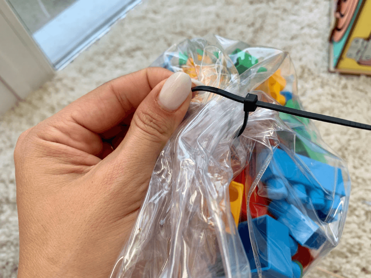 Показываю как расстегнуть пластиковую стяжку: об этом способе даже мужчины не знают — делюсь