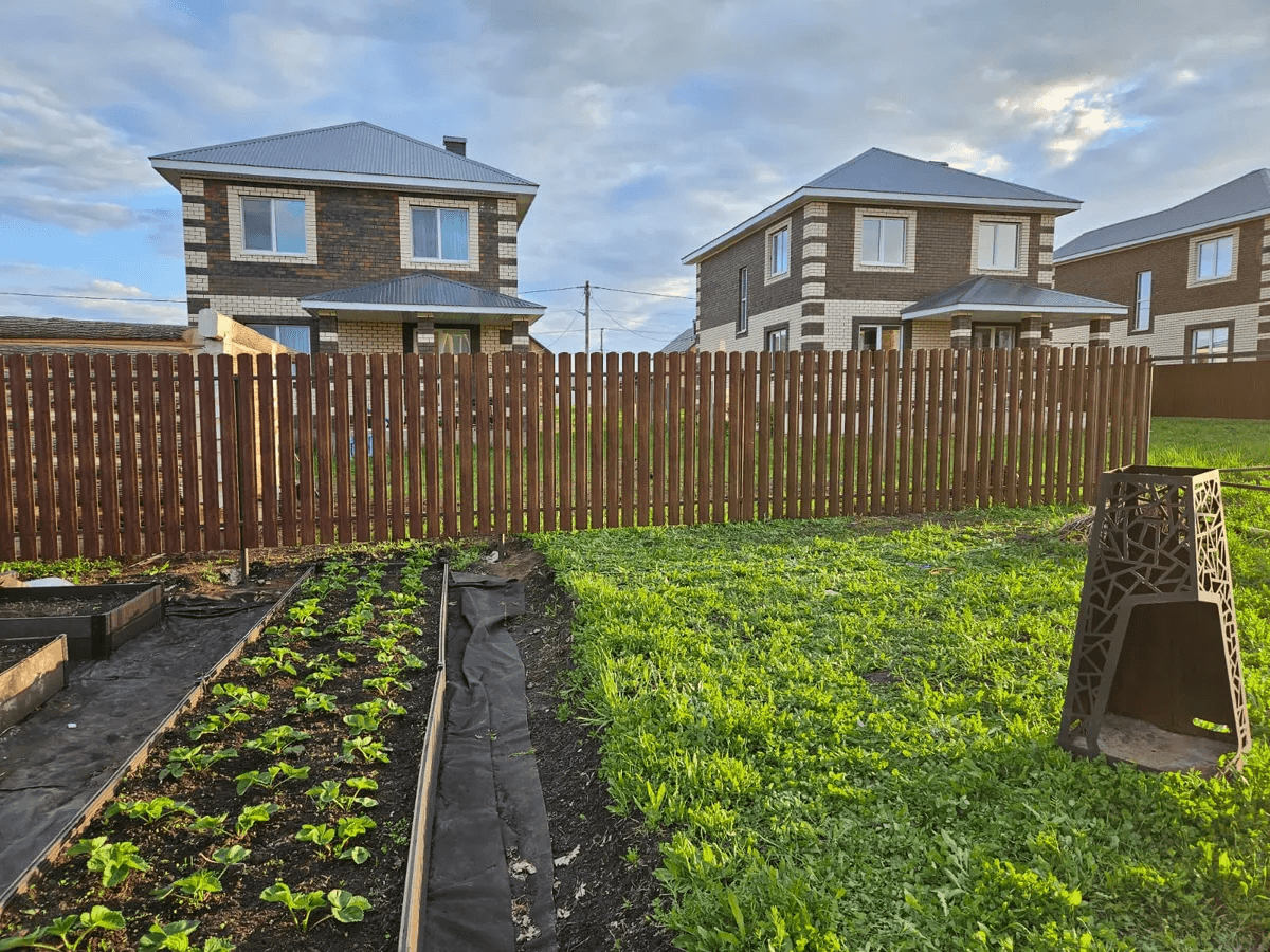 Сделали приспособление за 5 минут - установили забор в 2 раза быстрее: раскрываю секрет, почему никто так не делал