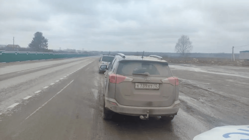 На трассе «Йошкар-Ола – Уржум» водитель иномарки врезался в припаркованный авто