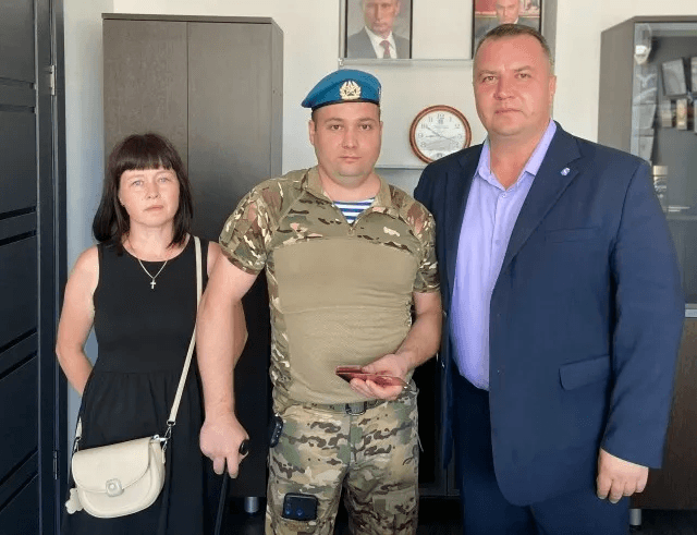 Йошкаролинец вернулся с передовой и получил медаль за участие в СВО при родных и аплодисментах
