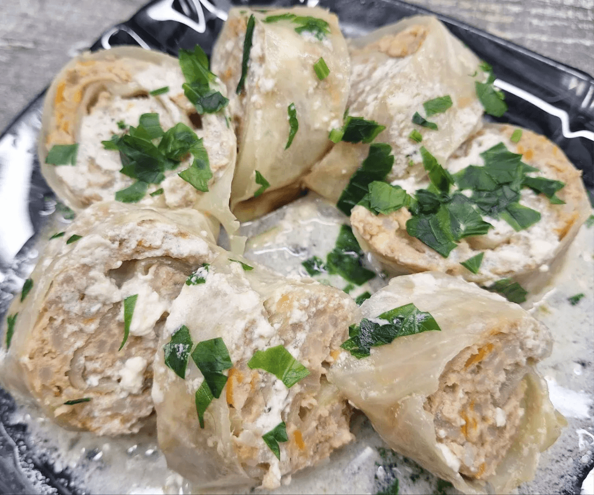 Капустные рулетики с фаршем в сметанном соусе: