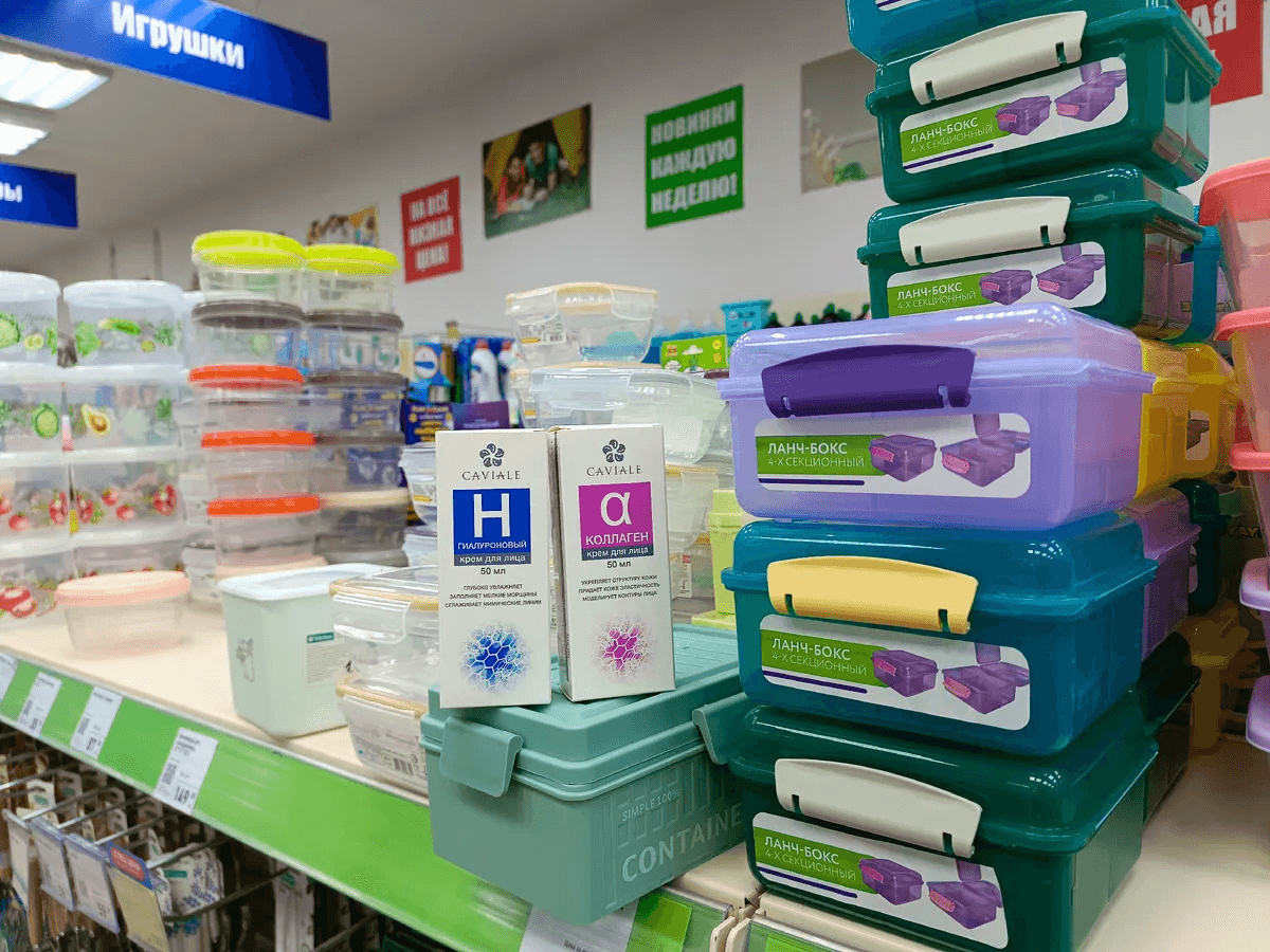 В «Фикс Прайс» много посетителей, каждый из которых выбирает товары в своих отделах: в магаище новое поступление