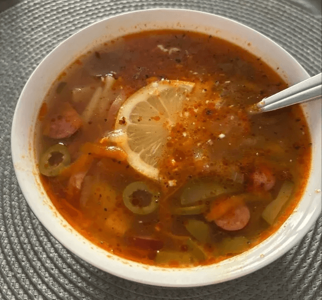 Почему не стоит сливать первую воду при варке мяса — 3 главные причины