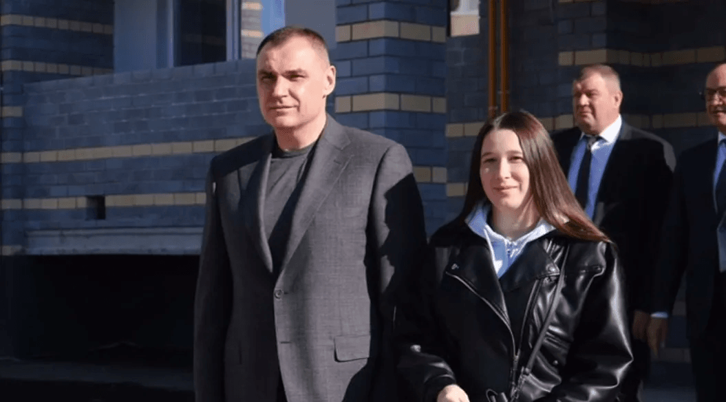 Юрий Зайцев вручил ключи от квартир детям-сиротам в Марий Эл